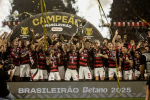 Flamengo vence Ceará e levanta taça de Campeão Brasileiro dentro do Maracanã