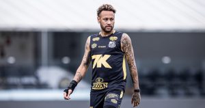 Neymar retorna de Miami e realiza artroscopia no joelho na próxima semana 