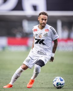 Neymar passa por artroscopia em Belo Horizonte e passa bem