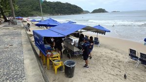 Operação Verão fiscaliza quiosques e ambulantes nas praias de Guarujá