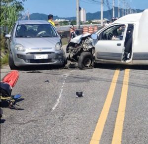 Acidente entre carros e moto deixa três feridos em SV