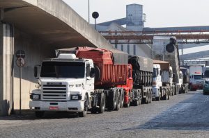 Após suspensão da greve, caminhoneiros se reúnem com Governo