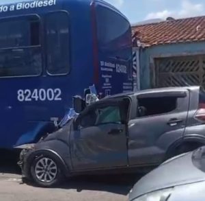 Homem fica ferido após colisão entre carro e ônibus em Praia Grande