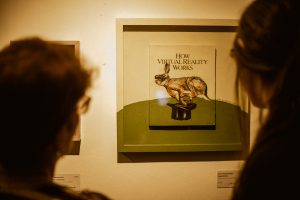 Galeria santista promove noite com visita guiada e experiência sensorial