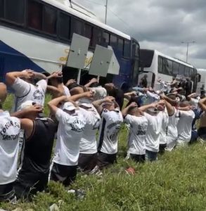 Torcida do Santos ataca ônibus de uma uniformizada do Internacional em Santa Catarina
