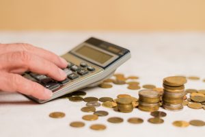 Levantamento aponta que despesas de início de ano podem chegar a R$ 8 mil