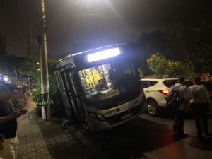 Ônibus ‘atola’ em plena rua no Santa Rosa, em Guarujá e desperta a curiosidade