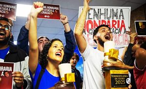 Estudantes protestam contra homenagem a Carlos Bolsonaro