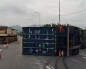 Carreta tomba e interdita faixas na Rodovia Cônego