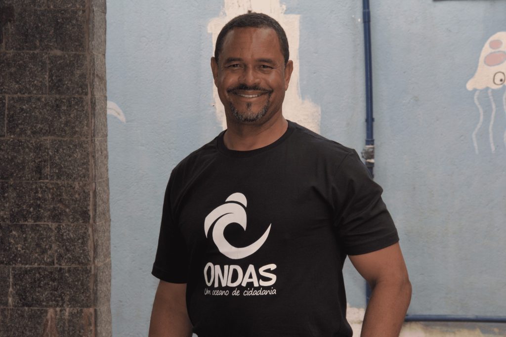 Projeto Ondas promove transformação social no Guarujá por meio do surfe e da educação