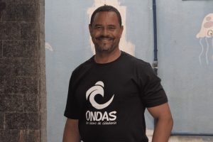 Projeto Ondas promove transformação social no Guarujá por meio do surfe e da educação