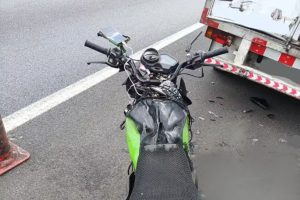Motociclista morre após colisão em acostamento