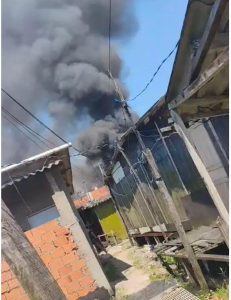 Incêndio destrói 11 moradias na Vila Esperança, em Cubatão