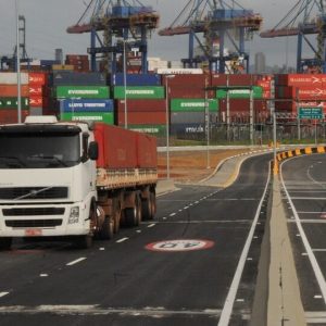 Justiça suspende leilão de área para pátio de caminhões no Porto