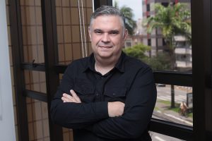 A dupla jornada que complementa a renda e aquece o mercado imobiliário