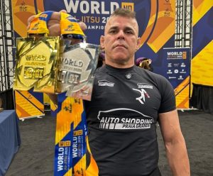 Lutador da Praia Grande realiza feito histórico e garante o tri-mundial de jiu-jitsu