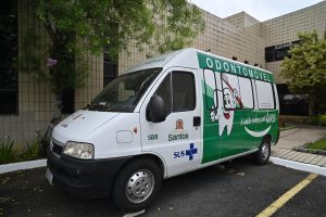 Van odontológica atende idosos em Santos