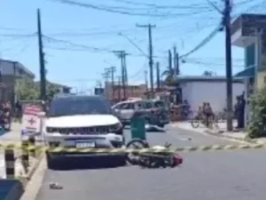 Motociclista morre ao atingir carro estacionado