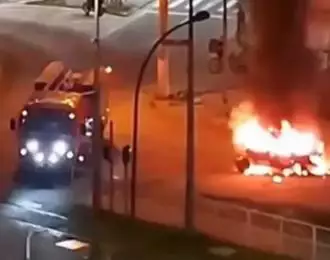 Carro pega fogo em avenida de São Vicente