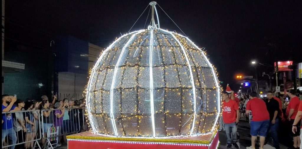 Peruíbe realiza Parada de Natal na orla da praia pela primeira vez na história