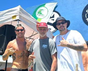 Evento solidário reúne surfistas em ação de Natal em Santos