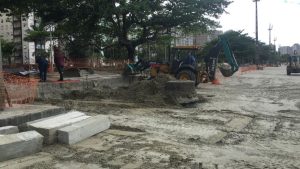 Santos instala estacas para reforçar calçadão da orla