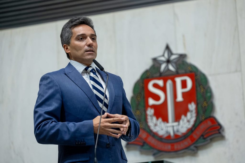 Defensor do fim de benefícios para presos, deputado quer prisão domiciliar para Bolsonaro