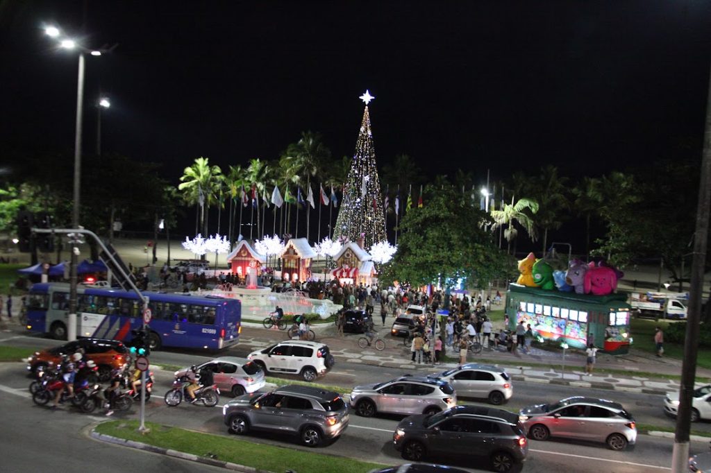 Natal em Santos começa com inauguração de vilinha no Gonzaga