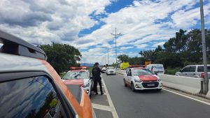 ARTESP fiscaliza transporte clandestino em Bertioga