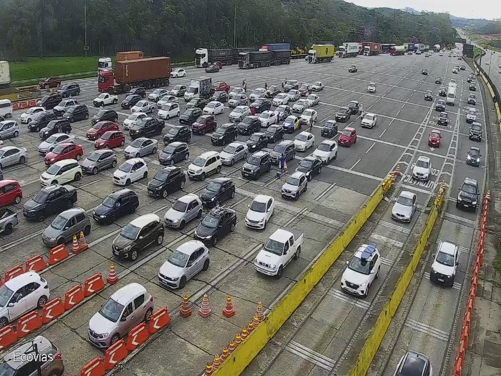 Rodovia dos Imigrantes tem lentidão no sentido Litoral devido ao alto fluxo