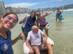 ‘Praia Acessível’ leva inclusão e lazer à orla de Guarujá