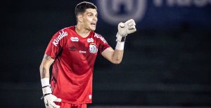 Gabriel Brazão cobra concentração após empate do Santos com o Guarani