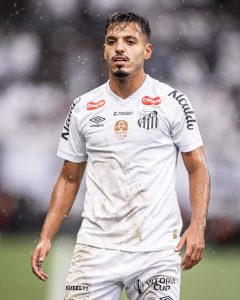 Gabriel Menino defende elenco do Santos apesar de tropeço e vaias na Neo Química Arena