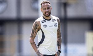 Neymar retorna aos treinos com bola no CT Rei Pelé