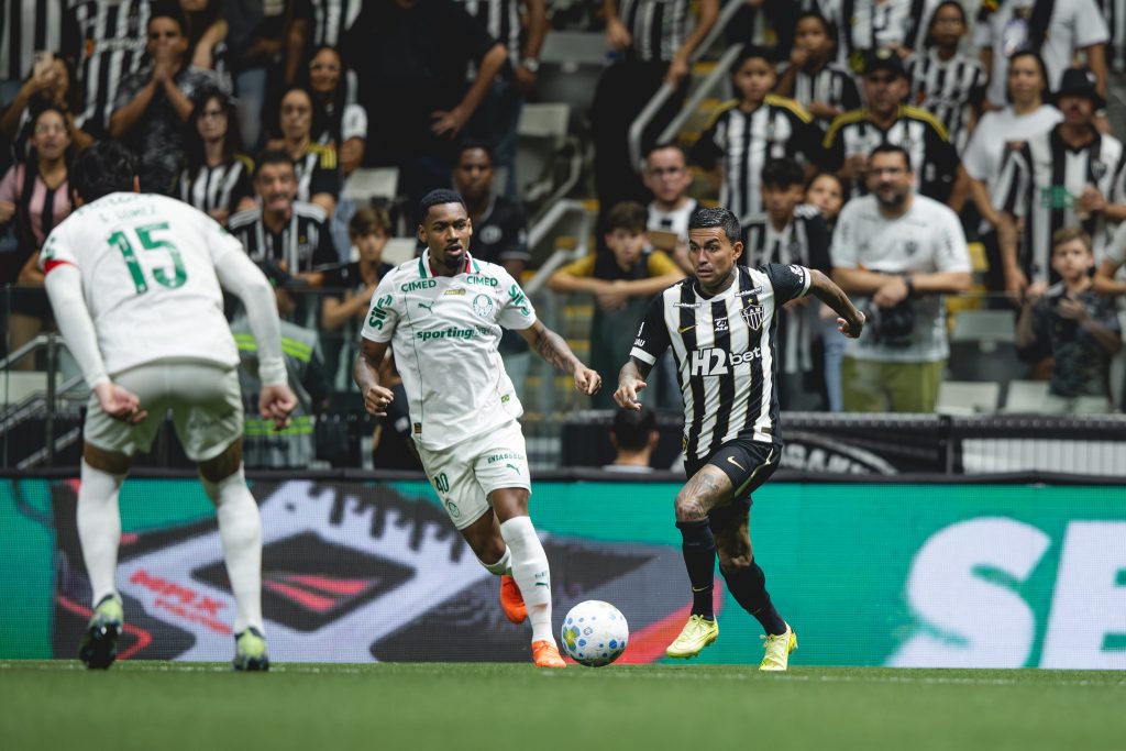 Palmeiras abusa de erros, é salvo por Vitor Roque e empata com o Atlético-MG