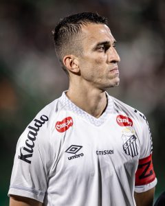 João Schmidt critica apagão do Santos após derrota em Chapecó: ‘Inadmissível levar esses gols’