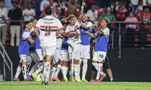 São Paulo reage em campo, vira sobre o Flamengo e estreia com vitória no Brasileirão