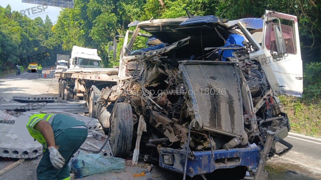 Acidente entre carretas provoca congestionamento na Anchieta
