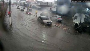 Chuva rápida provoca alagamentos; Defesa Civil mantém alerta de ciclone