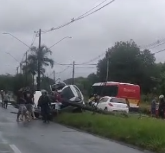 Acidente deixa duas vítimas presas nas ferragens em São Vicente