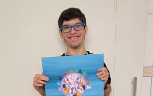Artista santista com TEA tem obra exposta no Parlamento Europeu