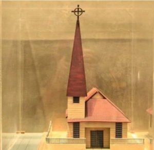 A missa inaugural na Matriz, em 15 de janeiro de 1956, e a maquete da capela que deu origem à igreja.