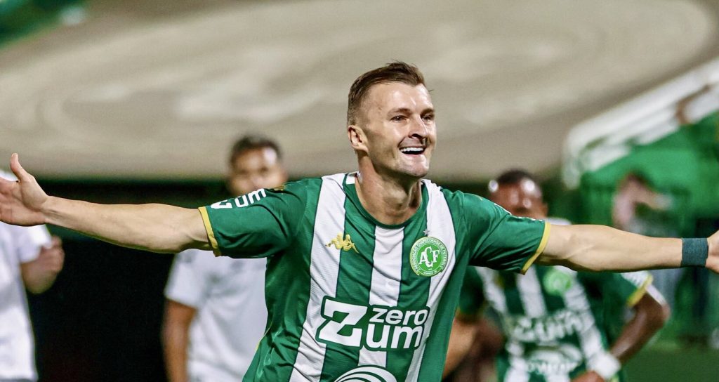 Santos leva 3 gols em 17 minutos, perde da Chapecoense no Brasileirão e soma 5º tropeço seguido