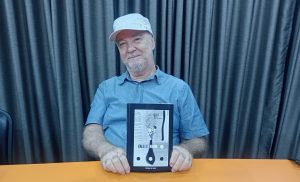 Escritor transforma anos de silêncio em poesia no livro ‘Falo de Amor’