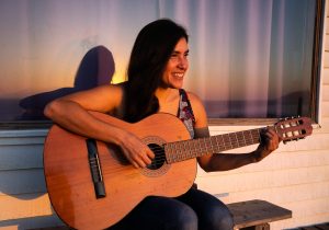Artista chilena Maga Dalia faz sua estreia em Santos