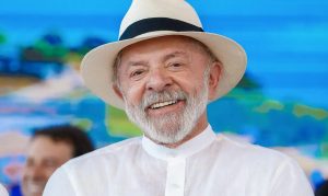 Lula deixa hospital depois de passar por cirurgia de catarata