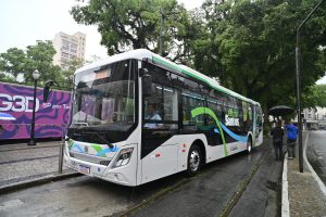 Novo ônibus elétrico começa a circular em Santos