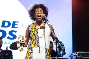 Lelê Lotus leva show intimista ao Santos Verão 2026