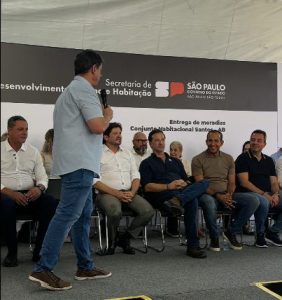 Tarcísio elogia atuação de deputado durante evento em Santos