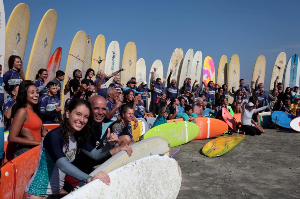 Escolinha de surfe de Santos transforma o mar em ferramenta de saúde e inclusão